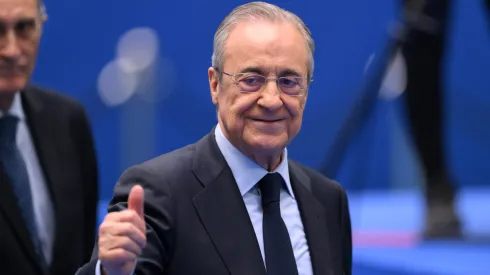 Florentino Perez em apresentação de Mbappé no Real Madrid. Presidente monitora reforços na janela. Foto: David Ramos