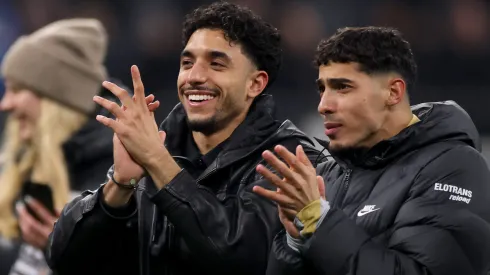 Marmoush agradecendo os torcedores em jogo contra o Borussia Dortmund. Jogador deve assinar com o Manchester City nos próximos dias. Foto: Alex Grimm