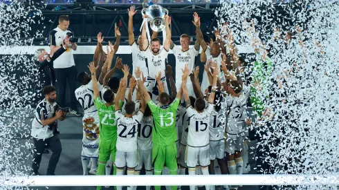 Jogadores do Real Madrid comemorando título da Champions 2024. Clube ganhou prêmio de melhor do mundo. Foto: Angel Martinez