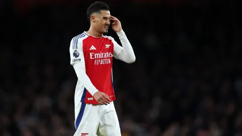 William Saliba com a camisa do Arsenal (Photo by Alex Pantling/Getty Images)