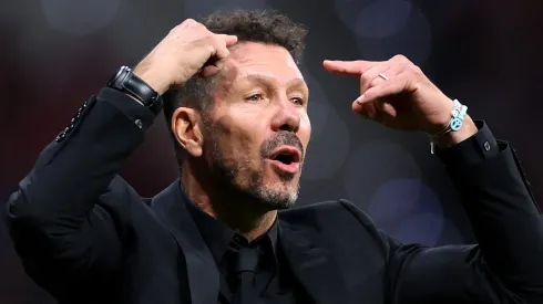 O meio-campista insinuou que Simeone ainda não superou as derrotas em finais da Champions League contra o Real, enquanto os merengues retomam a liderança da La Liga e aumentam a pressão sobre o rival da capital. (Foto por Florencia Tan Jun/Getty Images)