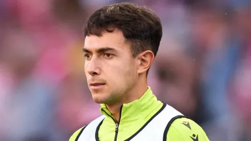 Com destaque crescente na Premier League, Gomes atraiu a atenção dos gigantes de Merseyside, que o veem como a peça ideal para reforçar o setor de meio-campo, especialmente após a possível chegada de Martin Zubimendi ao Arsenal. (Foto por Alex Caparros/Getty Images)