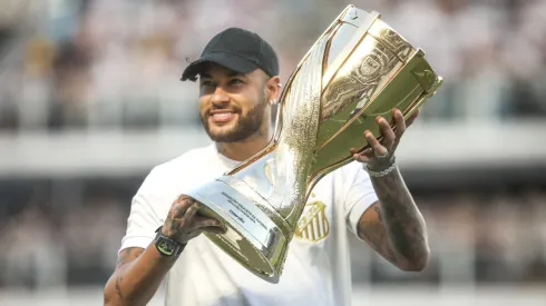 Neymar Junior ex jogador do Santos com o trofeu do campeonato paulista antes da partida entre Santos e Palmeiras no estádio Vila Belmiro