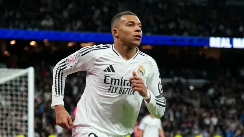 Mbappé corre no campo com camisa branca do Real Madrid. (Angel Martinez/Getty Images)