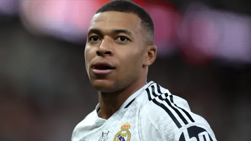 Mbappé, jogador do Real Madrid, chegou ao clube do PSG com um grande bônus de assinatura. Com Alexander-Arnold poderia ser igual, segundo fonte. (Photo by Yasser Bakhsh/Getty Images)