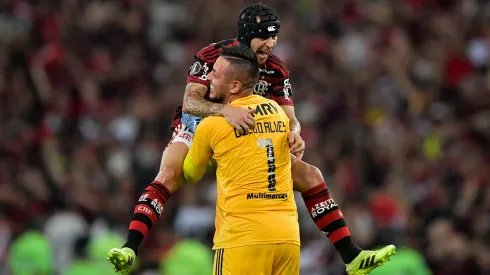 Diego Alves e Rafinha jogadores do Flamengo comemoram o gol durante partida contra o Gremio no estadio Maracanã pelo campeonato Libertadores 2019. Diego anunciou sua aposentadoria