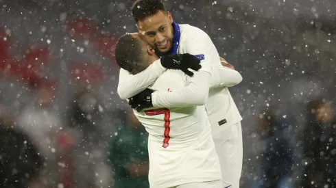 Mbappé e Neymar quando atuavam juntos pelo PSG (Photo by Alexander Hassenstein/Getty Images)