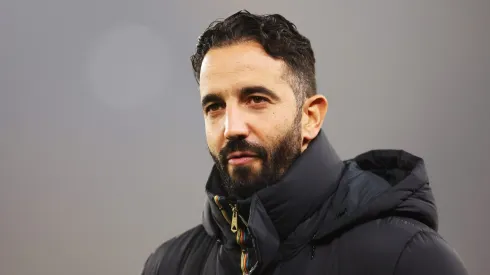 Ruben Amorim, treinador do Manchester United, observa jogador do Crystal Palace, rival na Premier League. (Photo by Naomi Baker/Getty Images)