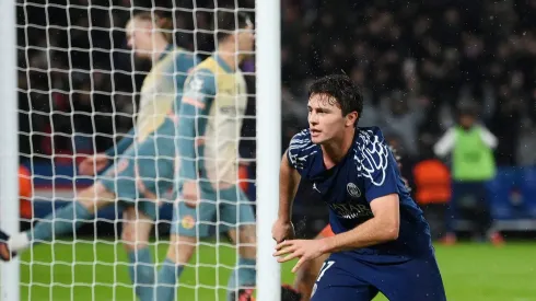 João Neves, do Paris Saint-Germain, comemora o terceiro gol da sua equipe durante o jogo da fase de liga MD7 da UEFA Champions League 2024/25 entre Paris Saint-Germain e Manchester City no Parc des Princes em 22 de janeiro de 2025, em Paris, França. (Foto por Mike Hewitt/Getty Images)