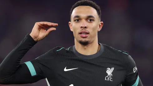 Alexander-Arnold é alvo do Real Madrid e, segundo portal, faz exigência para assinar.<br />
(Photo by Julian Finney/Getty Images)