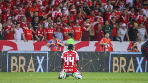 Vitão em jogo do Internacional contra o Flamengo. Clube carioca tem interesse no zagueiro