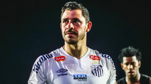 Ex-Corinthians, Giuliano pode assinar com campeão do Brasileirão após deixar o Santos. Foto: Reinaldo Campos/AGIF