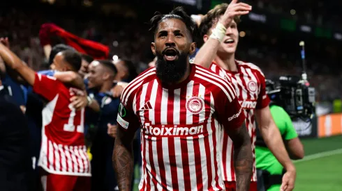 Rodinei pelo Olympiakos na final da UEFA Conference League diante da Fiorentina. Foto: Nicolò Campo / Alamy Stock Photo