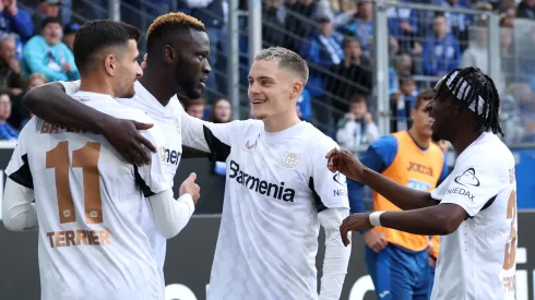 Victor Boniface comemorando ao lado de Wirtz, Frimpong e Terrier