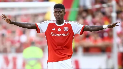 Apesar do interesse mútuo, as negociações enfrentam desafios, como a pedida de 10 milhões de euros e exigências adicionais do clube gaúcho. (Foto de Pedro H. Tesch/Getty Images)