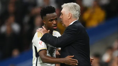Vini Jr e Carlo Ancelotti, atacante e técnico do Real Madrid. (Photo by Denis Doyle/Getty Images)