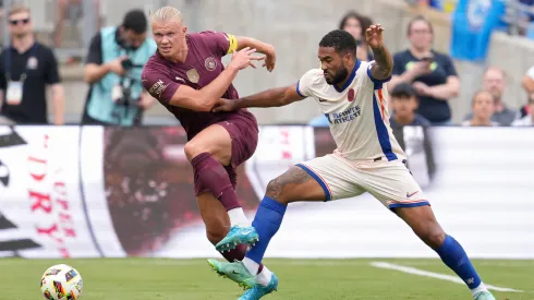 Reece James marcando Haaland em partida entre Manchester City x Chelsea