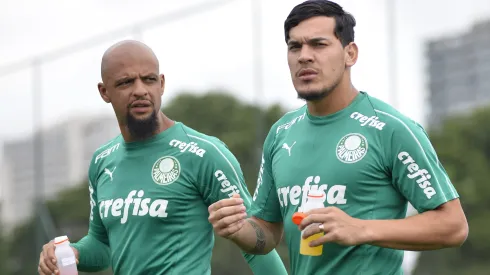 Felipe Melo junto de Gustavo Gómez em treino do Palmeiras. Brasileiro anunciou a aposentadoria do futebol
