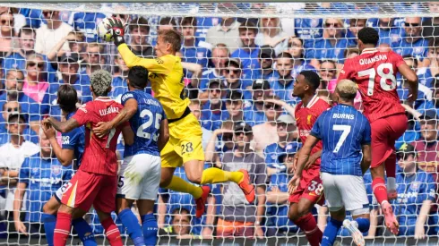 Jogadores dividem bola aérea em partida da Premier League entre Liverpool e Ipswich Town. Foto: Associated Press / Alamy Stock Photo