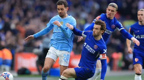Bernardo Silva divide bola com Ben Chilwell em partida entre Manchester City e Chelsea. Foto: Sportimage Ltd / Alamy Stock Photo