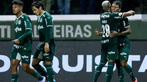 Jogadores do Palmeiras comemorando gol contra o Cuiabá no Brasileirão de 2022. Gabriel Veron está a caminho do Santos. Foto: Alexandre Schneider