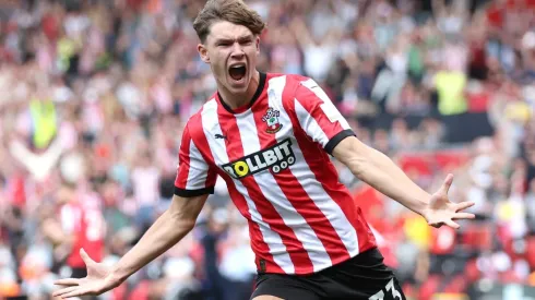 O Manchester United está de olho no mercado de transferências de janeiro e analisa jogadores promissores, como Tyler Dibling, do Southampton, e Lucien Agoume, do Sevilla. (Foto de Dan Istitene/Getty Images)