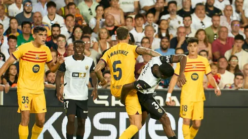 Jogadores dividem bola em partida entre Barcelona e Valencia pela La Liga. Foto: German Vidal Ponce / Alamy Stock Photo