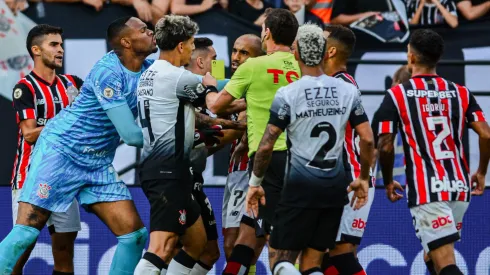 Jogadores de São Paulo e Corinthians participaram de confusão dentro de campo em partida do Brasileirão. Foto: Foto Arena LTDA / Alamy Stock Photo