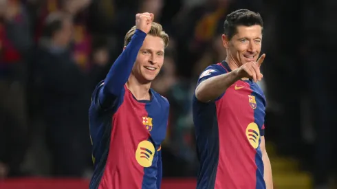 Frenkie de Jong junto com Robert Lewandowski pelo Barcelona