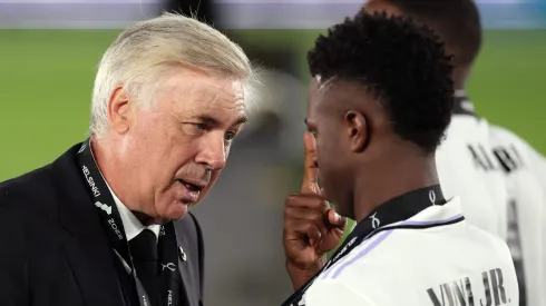 Ancelotti, do Real Madrid, comenta risco de saída de Vinícius Júnior.