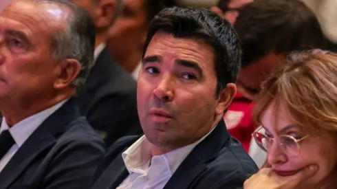 Deco, diretor do Barcelona, tem que buscar uma solução para Frenkie De Jong (Photo by Eric Alonso/Getty Images)