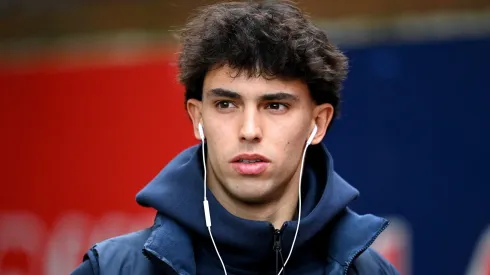 João Félix, com a jaqueta azul com emblema do Chelsea.  (Photo by Justin Setterfield/Getty Images)