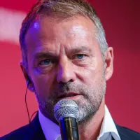 Hansi Flick libera mais um jogador e Barcelona confirma nova venda nesta janela