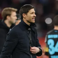 Centroavante irlandês entra na mira de Xabi Alonso para jogar a Champions pelo Leverkusen