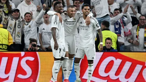 Mbappé, Vinícius Júnior e Rodrygo comemorando gol do Real Madrid contra o RB Salzburg. Al Hilal deseja contrar estrela do clube merengue. Foto: Denis Doyle