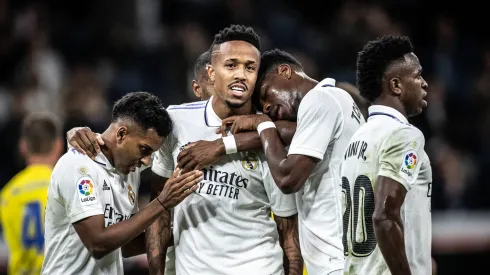 Brasileiros do Real Madrid se abraçam durante jogo do clube