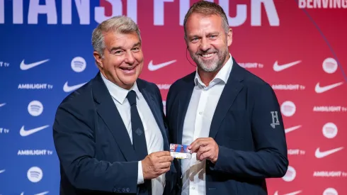 Hansi Flick e Laporta em apresentação no Barcelona. DIretoria definiu prioridades para janela. Foto: Eric Alonso