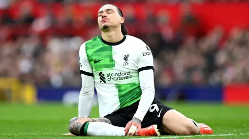 Darwin Núñez em jogo do Liverpool contra o Manchester United. Liverpool definiu a permanência do atacante. Foto: Shaun Botterill