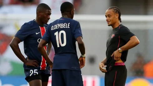 Xavi Simons e jogadores do PSG reunidos antes da partida contra o RB Leipzig. Clube alemão deseja contratar Simons em definitivo. Foto: Maryam Majd