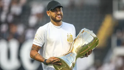Neymar em jogo do Santos levando a taça do Campeonato Paulista. Jogador anunciou a sua volta ao clube.
