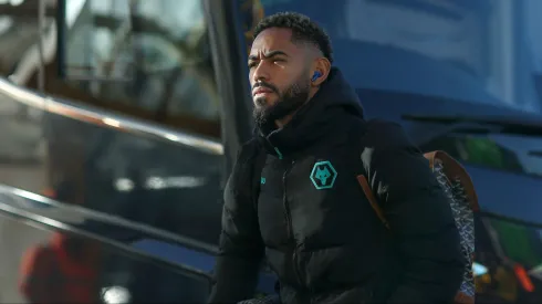 Matheus Cunha chegando para jogo do Wolverhampton contra o Arsenal. Atacante é um dos destaques da Premier League. Foto: Naomi Baker