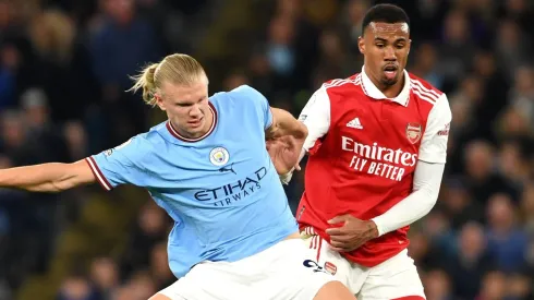 Haaland e Gabriel Magalhães disputam bola durante clássico em 2024