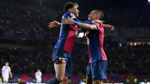 Com assistências decisivas e atuações marcantes, Raphinha reafirma seu valor e se torna peça-chave na busca do clube pelo título europeu.(Foto de David Ramos/Getty Images)