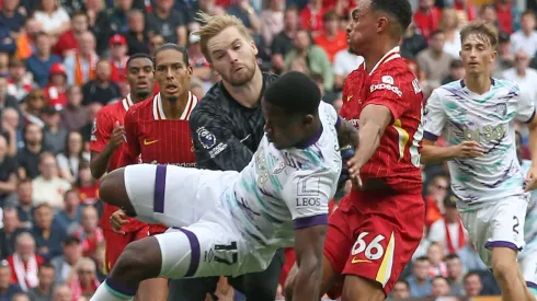 Jogadores dividem a bola em partida da Premier League entre Liverpool e Bournemouth. Foto: Andrew Orchard sports photography / Alamy Stock Photo