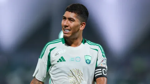 Roberto Firmino em jogo como capitão do Al-Ahli