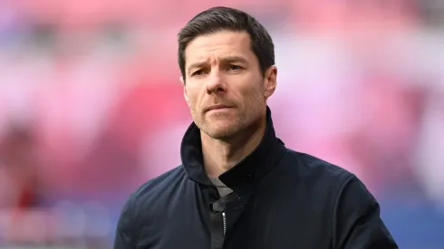 Treinador Xabi Alonso em jogo do Bayer Leverkusen