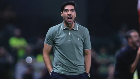 Abel Ferreira em jogo do Palmeiras contra o Botafogo. Treinador não conta com o volante Atuesta.