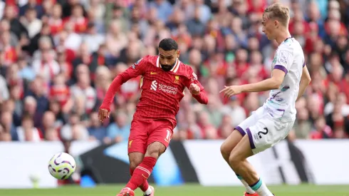 Dean Huijsen e Salah se enfrentando em jogo da Premier League. Zagueiro tem ganhado destaque. Foto: Alex Livesey