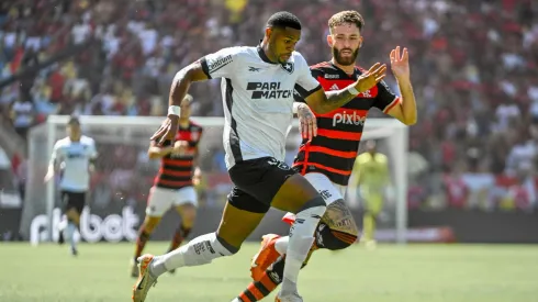 Junior Santos disputa corrida com Léo Pereira em partida entre Botafogo e Flamengo. Foto: SPP Sport Press Photo. / Alamy Stock Photo