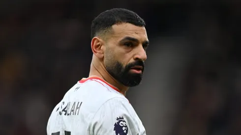 Time na Premier League passa o Liverpool e anuncia sucessor de Salah.